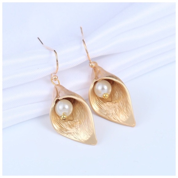 🎁 Gold Pearl Calla Lilly Earrings - Picture 3 of 7